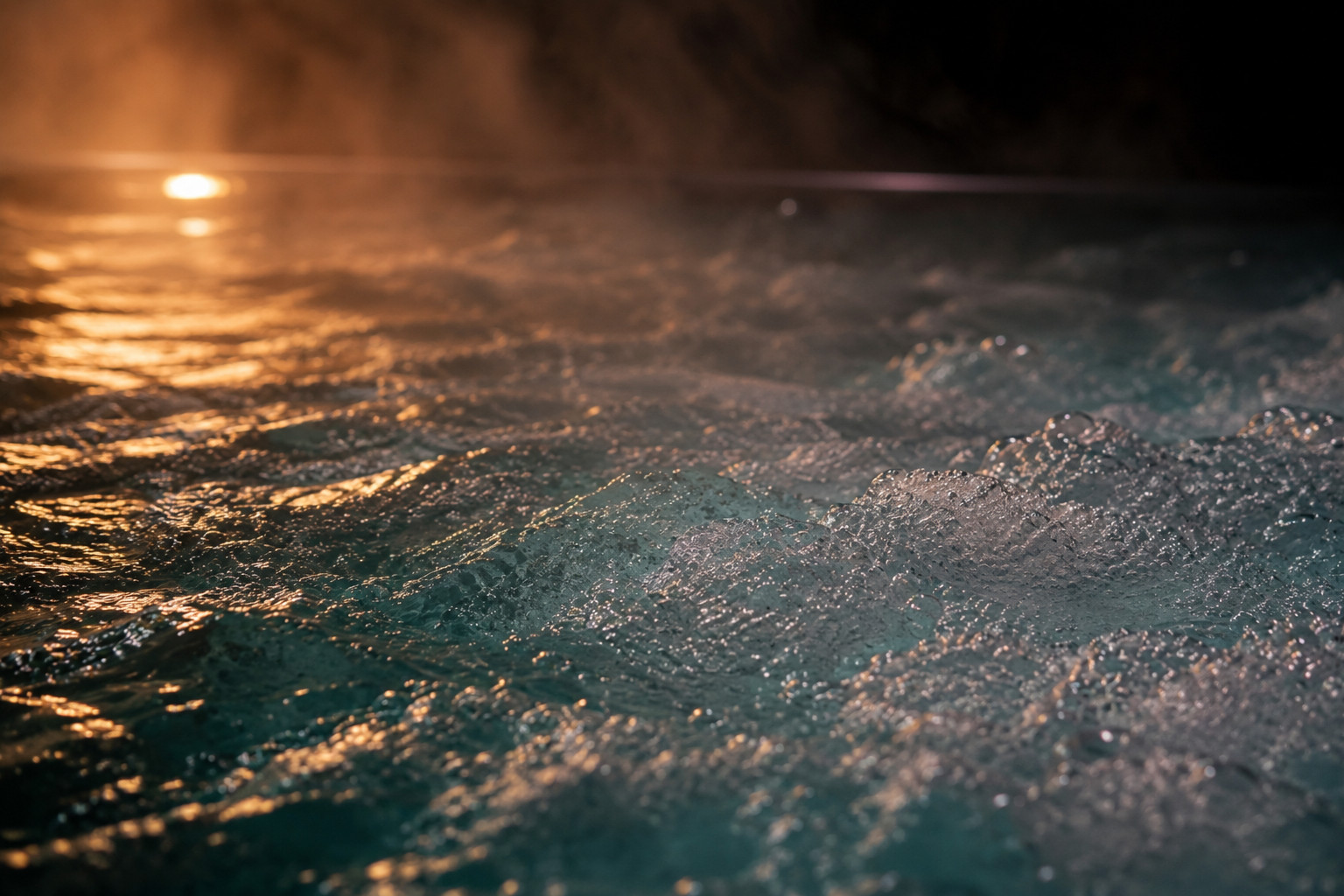 Acqua, movimento e calore si incontrano in uno spazio intimo e scenografico, ideale per concedersi un momento di relax e leggerezza.
